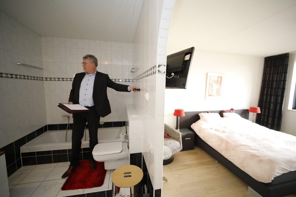 Taxatie Taxateur van Groningen meten badkamer